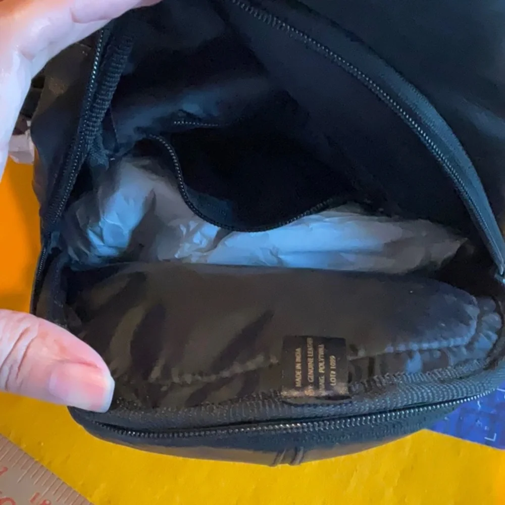 Stone Mountain Genuine Leather Black Sling Crossbody Bag, NWT - Picture 13 of 16